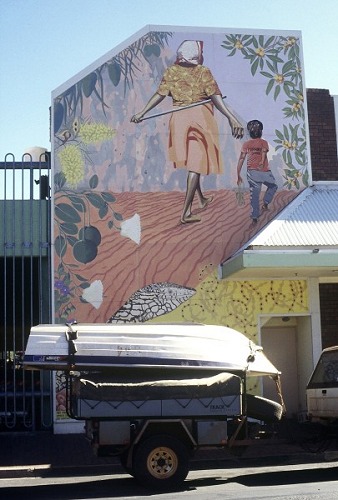 Wall painting & boat, Alice Springs. Photo: L. Bobke